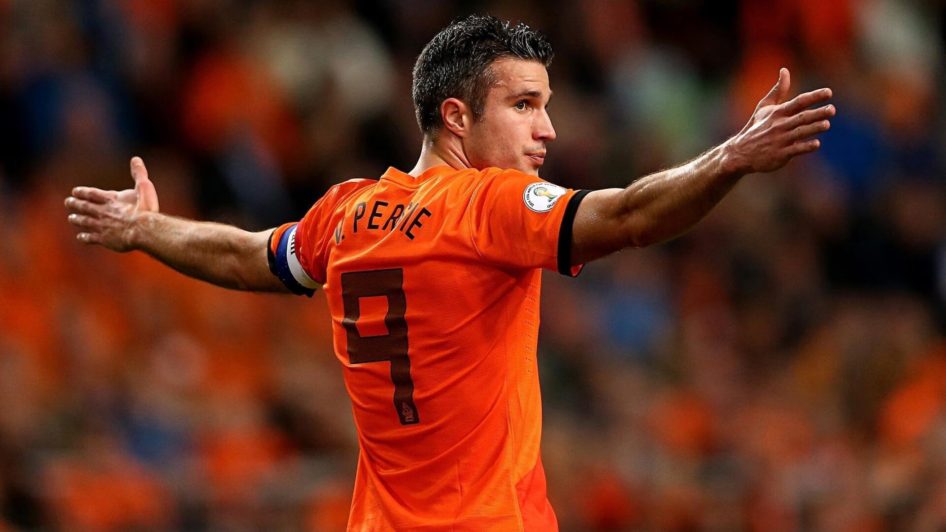 亲子“翻滚垫道”比赛 小朋友在保护下练习翻滚